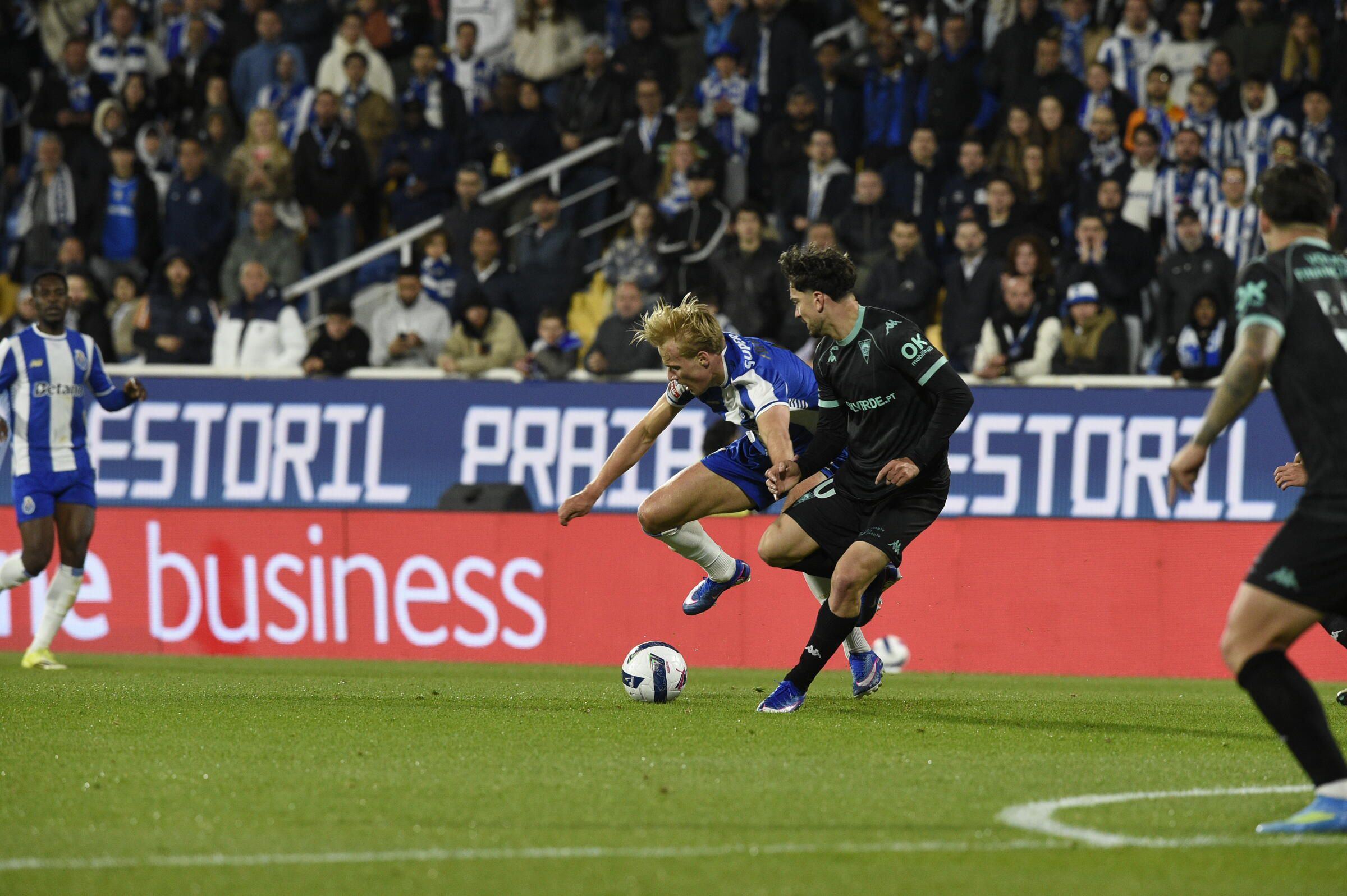 Duelo entre Froholdt e Holsgrove - Foto: Sérgio Miguel Santos