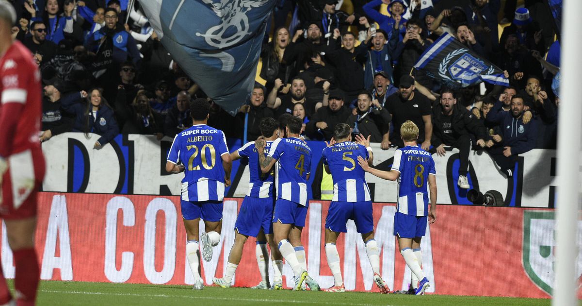VÍDEO: autogolo de Xeka aumenta a vantagem do FC Porto