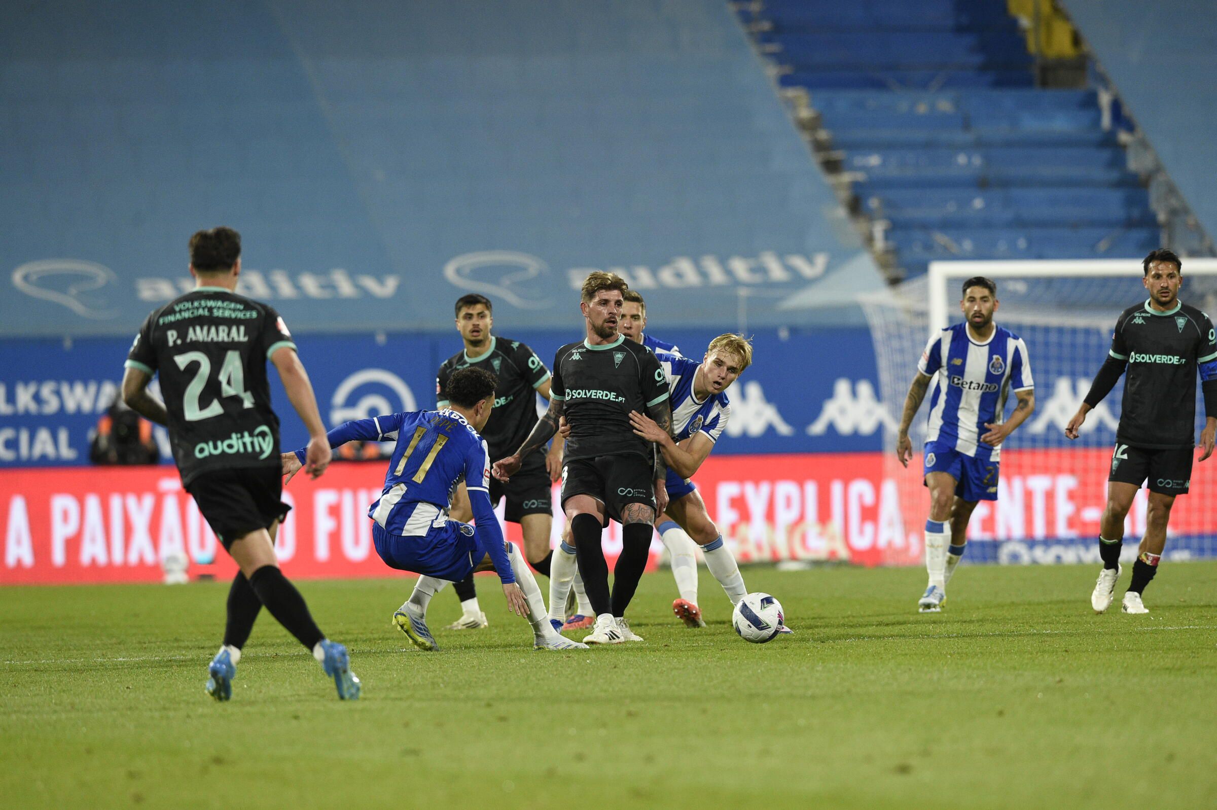 Xeka resiste à pressão de Froholdt - Foto: Sérgio Miguel Santos