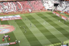 Benfica ovacionado na subida ao relvado para o aquecimento