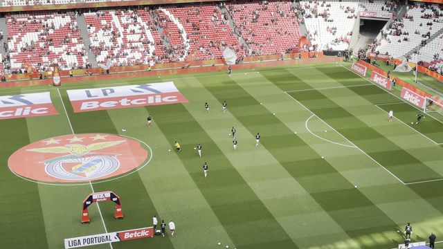 Benfica ovacionado na subida ao relvado para o aquecimento