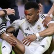 Mbappé com golpe na testa que provocou sangramento