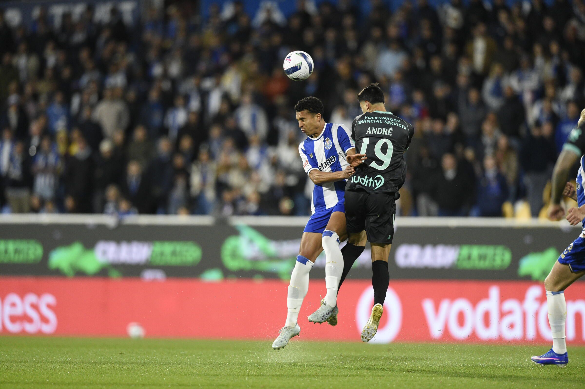 Alberto e Lacximicant disputam a bola aérea - Foto: Sérgio Miguel Santos