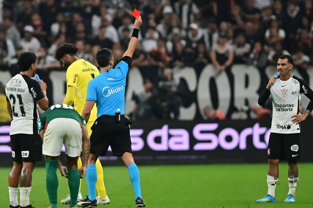 Palmeiras não consegue ultrapassar um Corinthians de Diniz reduzido a nove