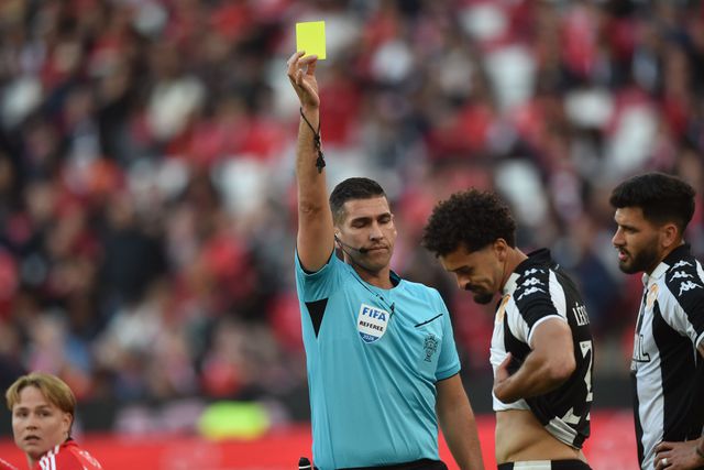 Fábio Veríssimo mostra cartão amarelo a Léo Santos (Foto Miguel Nunes)