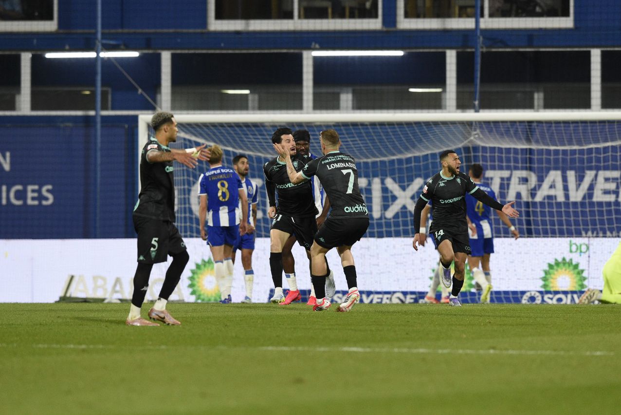 Camisola 14 do emblema da Linha fez o gosto ao pé, mas já nada havia a fazer — Foto: Sérgio Miguel Santos
