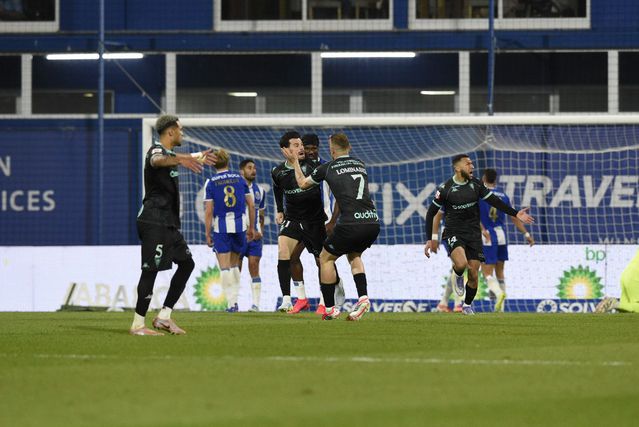 Camisola 14 do emblema da Linha fez o gosto ao pé, mas já nada havia a fazer — Foto: Sérgio Miguel Santos