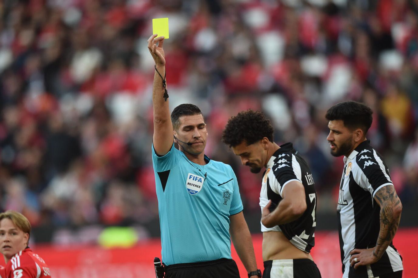 Léo Santos, central do Nacional, fez penálti e viu cartão amarelo no jogo com o Benfica (foto: Miguel Nunes)