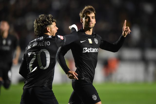 Maxi Araújo festeja com Daniel Bragança, autor do golo