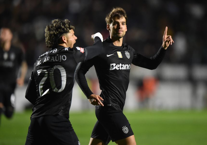 Maxi Araújo festeja com Daniel Bragança, autor do golo