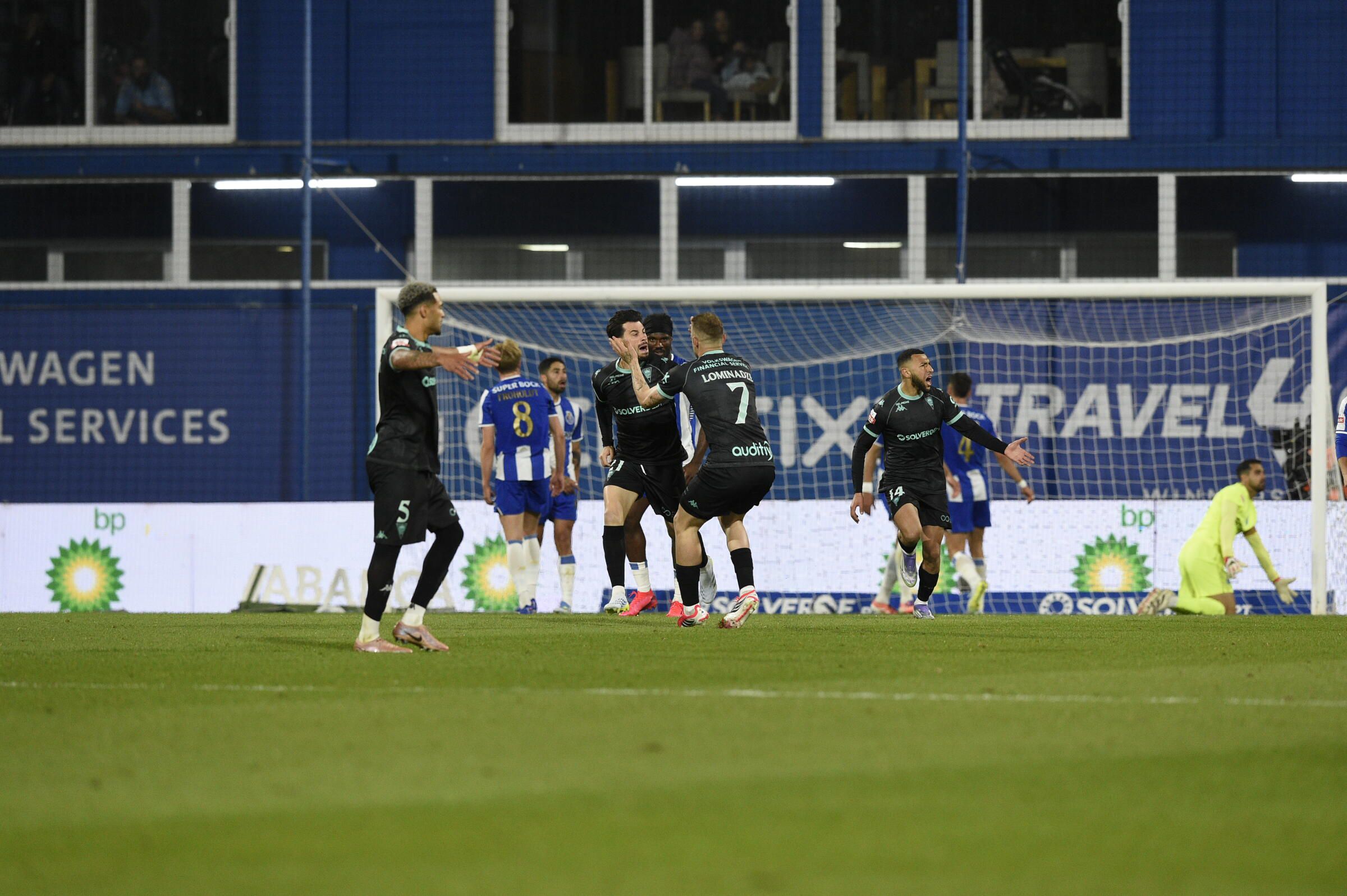 A celebração do 1-3 do Estoril, apontado por Begraoui - Foto: Sérgio Miguel Santos