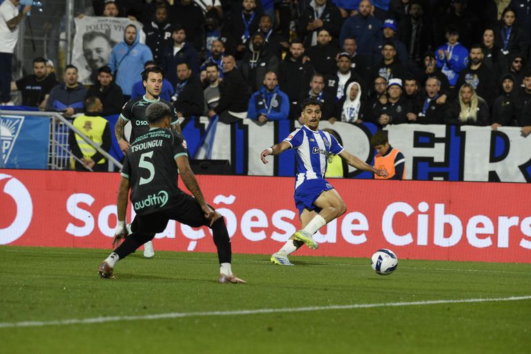 Gabri Veiga com a bola - Foto: Sérgio Miguel Santos