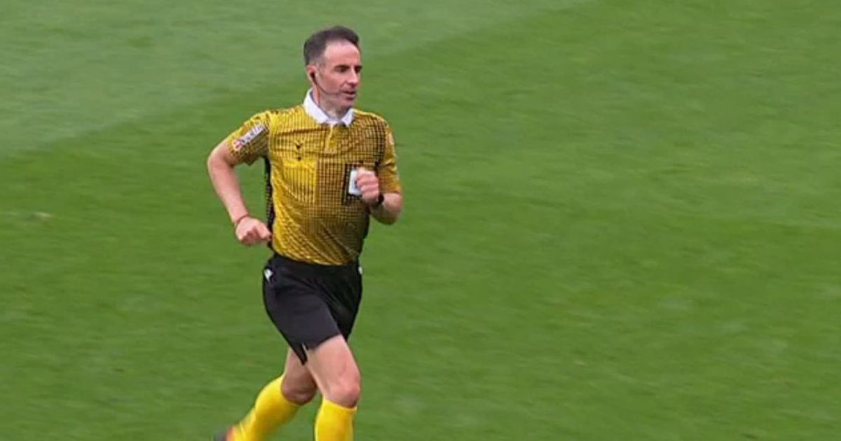 Insólito em Espanha: árbitro esquece-se dos cartões (vídeo)