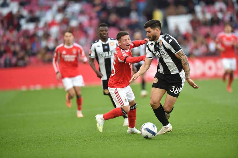 Prestianni a perseguir Zé Vitor - Foto: Miguel Nunes