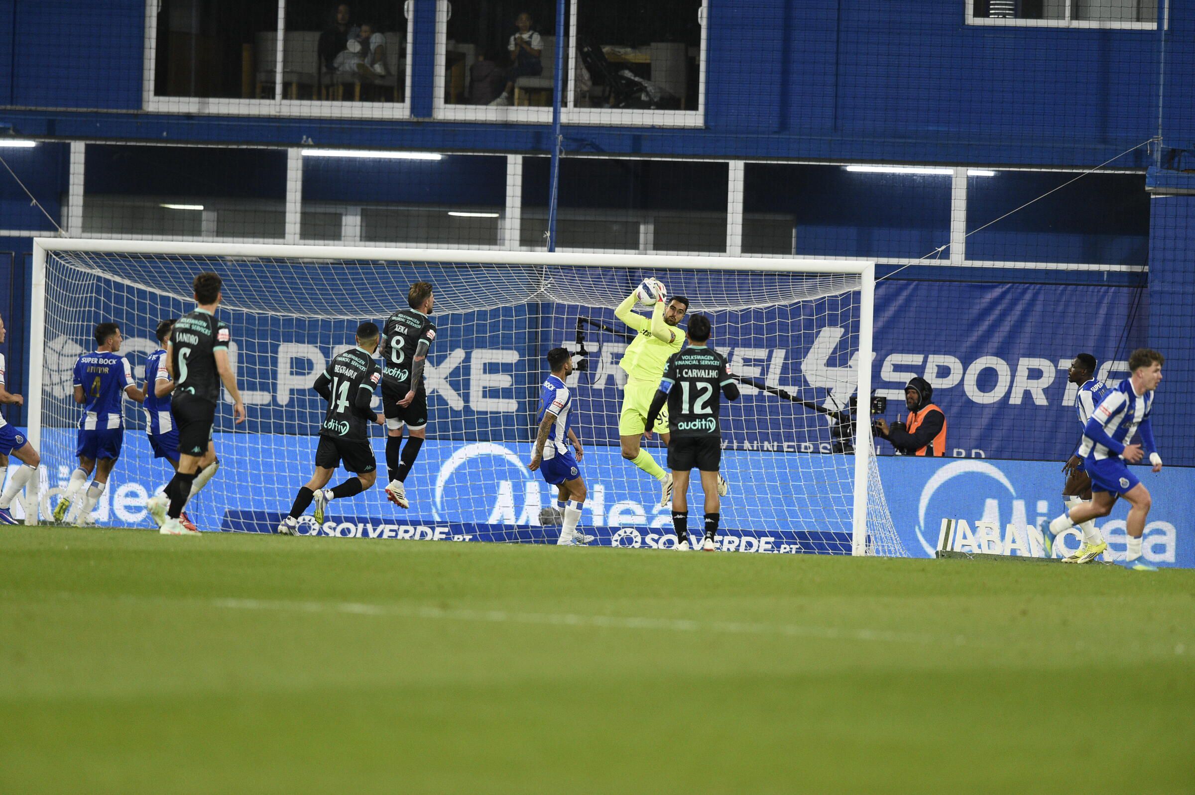 Diogo Costa agarra a bola aérea - Foto: Sérgio Miguel Santos