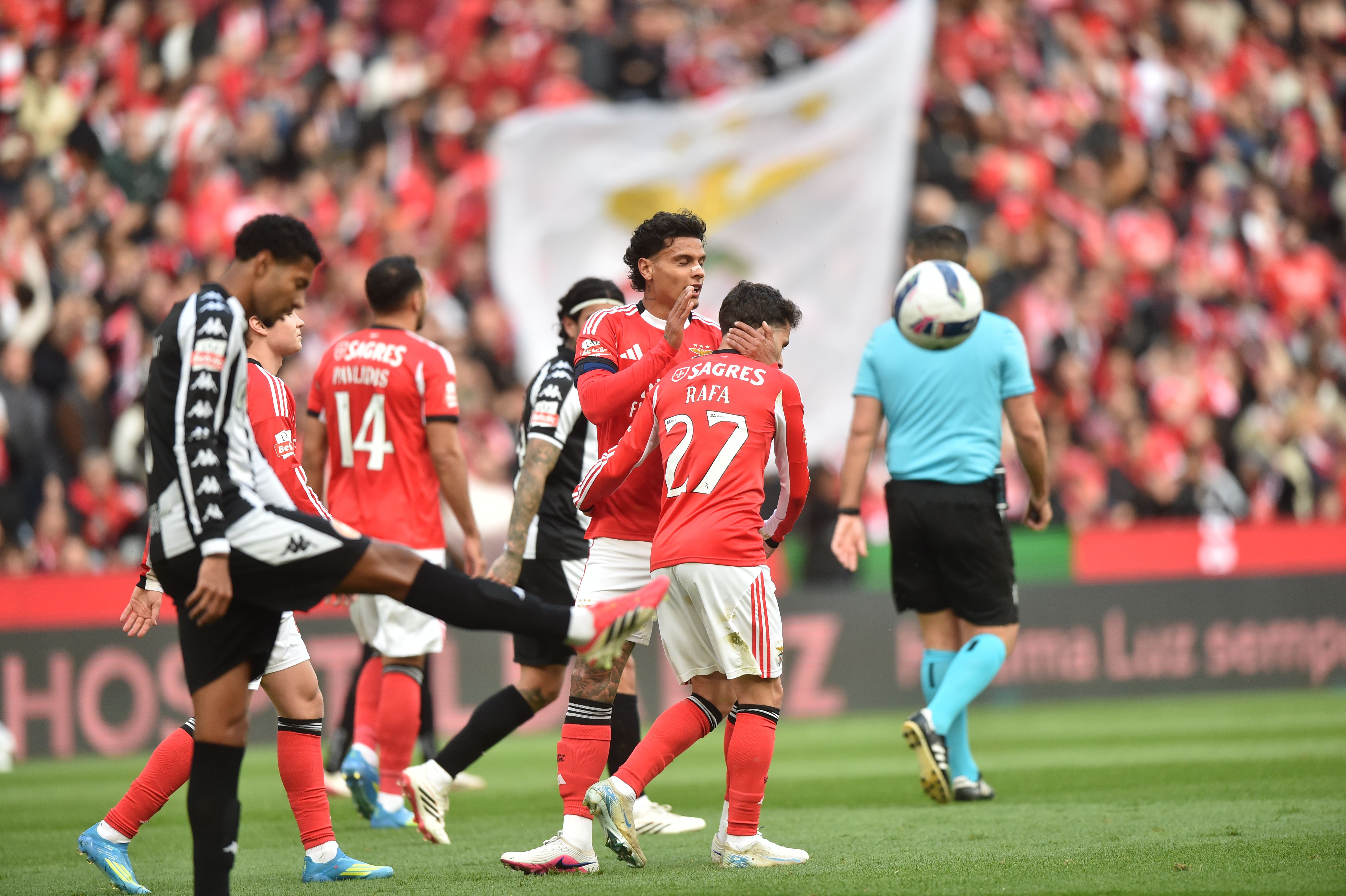 Rafa e Richard Ríos festejam golo do Benfica - Foto: Miguel Nunes