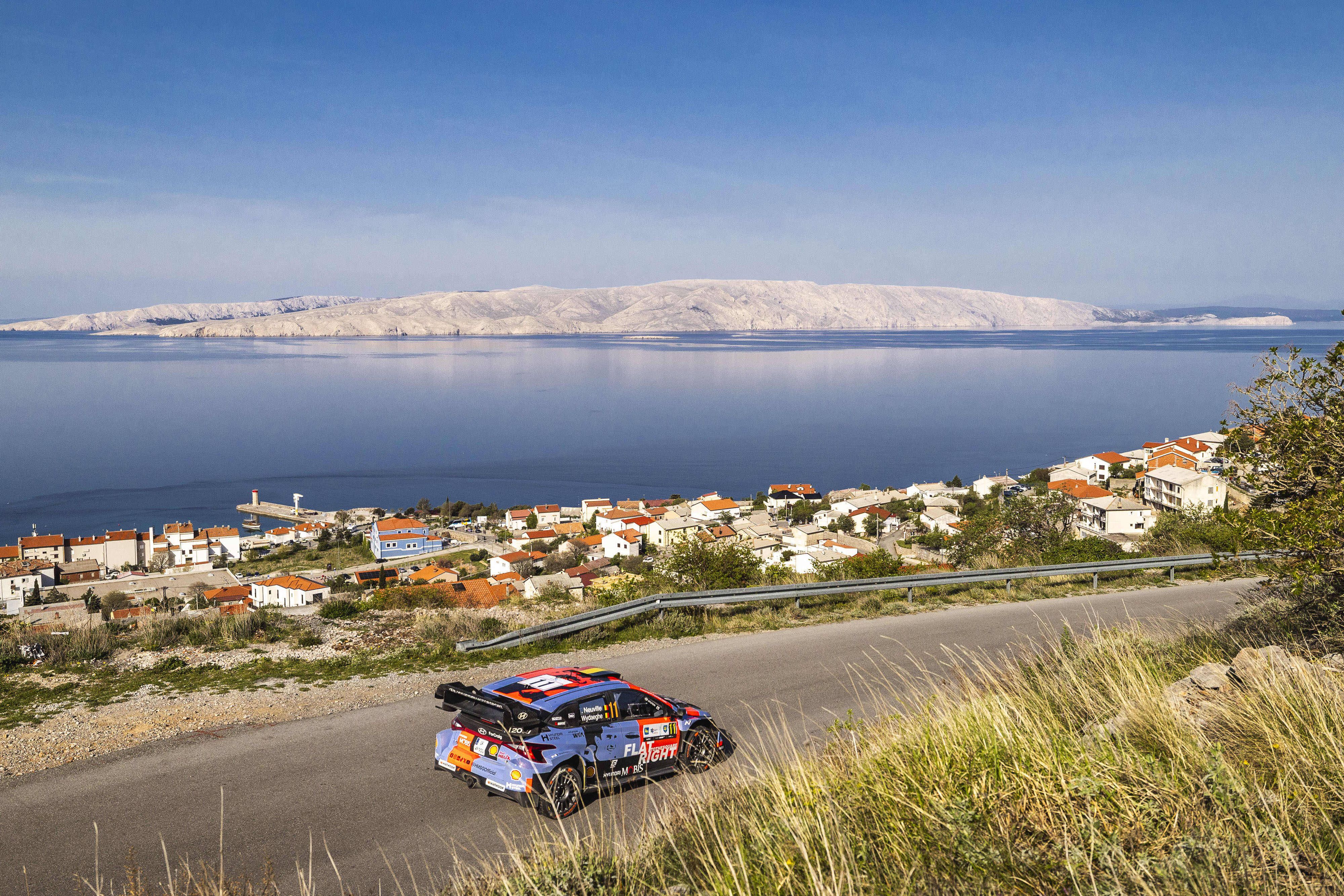Neuville bateu na base de cimento de um sinal de trânsito no final do Rali da Croácia. IMAGO