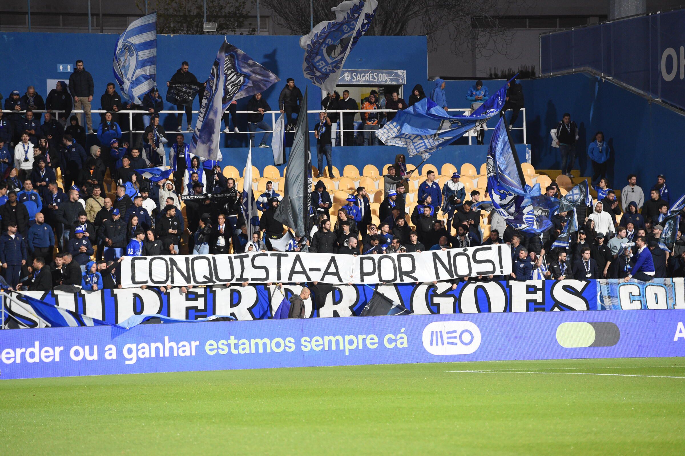«Conquista-a por nós»: a tarja dos adeptos do FC Porto - Foto: Sérgio Miguel Santos