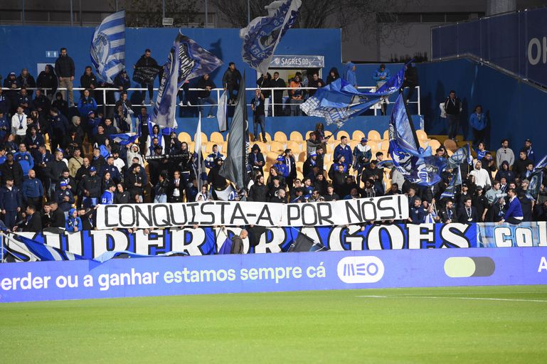«Conquista-a por nós»: a tarja dos adeptos do FC Porto - Foto: Sérgio Miguel Santos