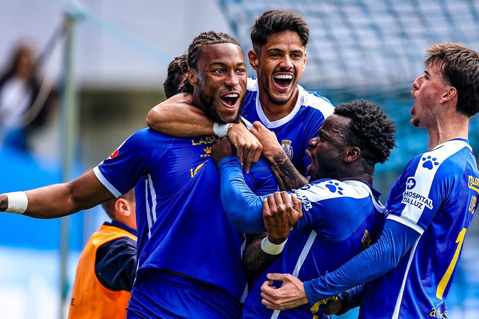 Festa fogaceira após o golo de Emanuel Fernandes que seria decisivo para a conquista dos três pontos — Foto: Liga Portugal