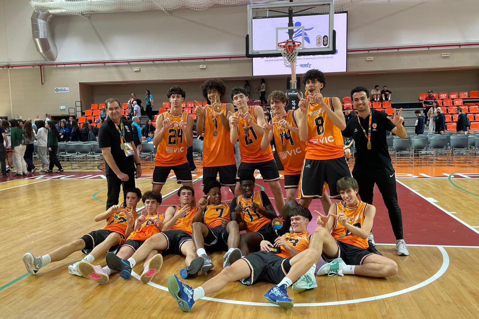 Sub16 masculinos de Lisboa na festa da vitória. Fotografia A BOLA