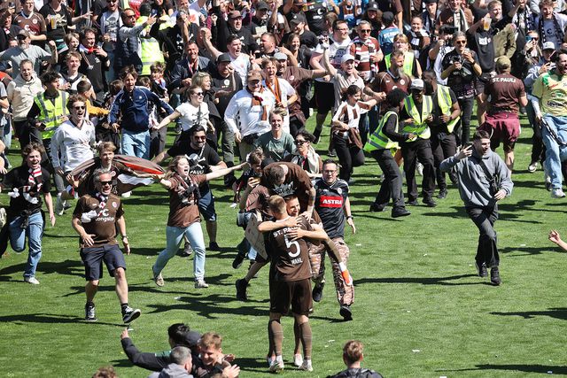St. Pauli está de volta à Bundesliga!