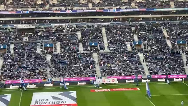Dragão aplaude presidente André Villas-Boas à chegada à tribuna
