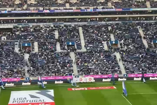Dragão aplaude presidente André Villas-Boas à chegada à tribuna