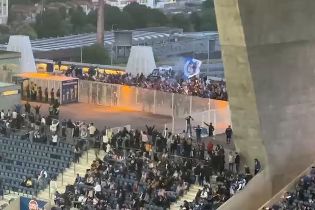 Super Dragões a apoiar o FC Porto fora do estádio
