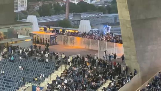 Super Dragões a apoiar o FC Porto fora do estádio