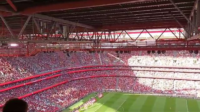 Luz de pé para aplaudir Rafa ao minuto 27