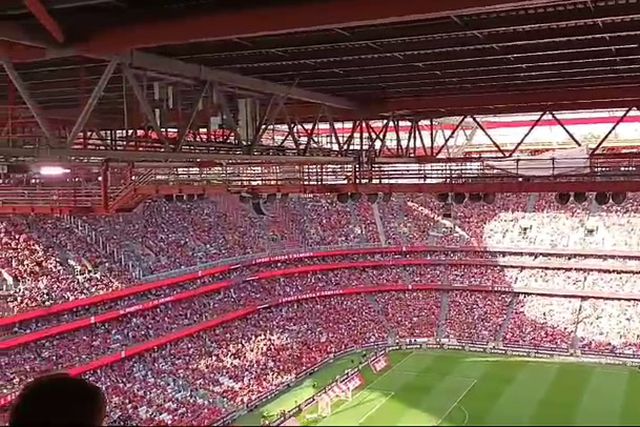 Luz de pé para aplaudir Rafa ao minuto 27