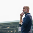 Guardiola usa camisola quente até quando está calor (e explica porquê)
