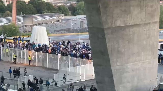 Super Dragões concentrados no exterior do Dragão enquanto o dérbi decorre
