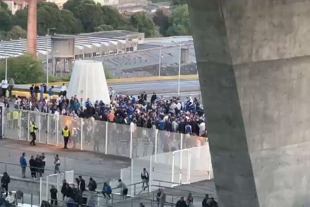Super Dragões concentrados no exterior do Dragão enquanto o dérbi decorre