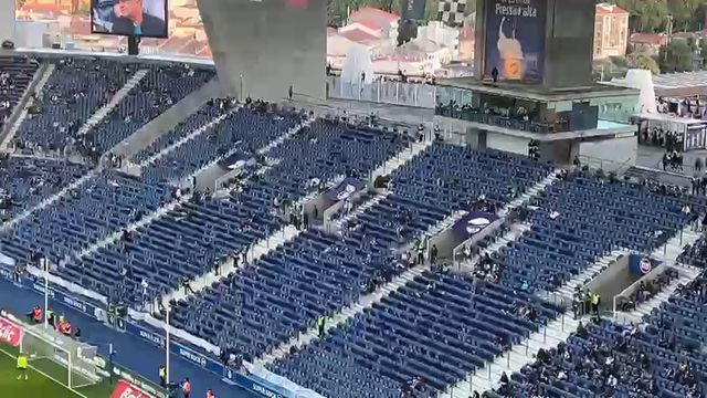 Bancada dos Super Dragões vazia antes do dérbi do Porto