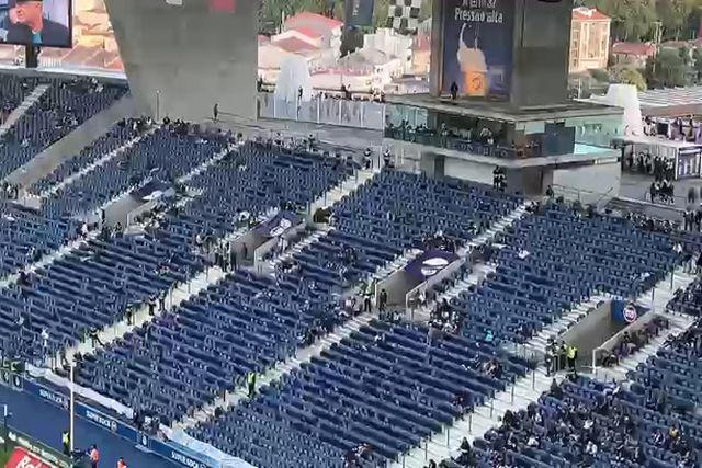 Bancada dos Super Dragões vazia antes do dérbi do Porto