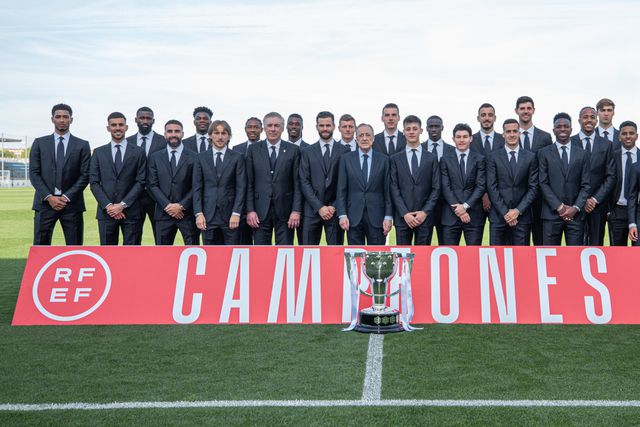 Vídeo: Real Madrid recebeu troféu no centro de treinos e à porta fechada