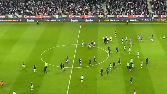 Taremi em lágrimas no relvado após marcar o último golo no Dragão