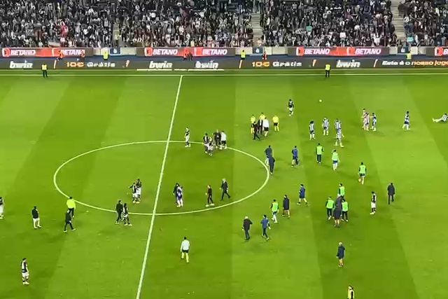 Taremi em lágrimas no relvado após marcar o último golo no Dragão