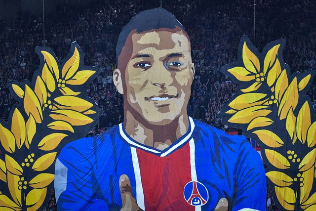 VÍDEO: Fãs do PSG despedem-se de Mabppé em estilo