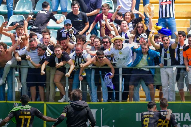 Nacional festeja regresso à Liga com cambalhota