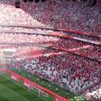 Adeptos do Benfica atiram tochas para o relvado