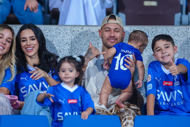Neymar leva a família para festejar o título do Al Hilal (fotos)