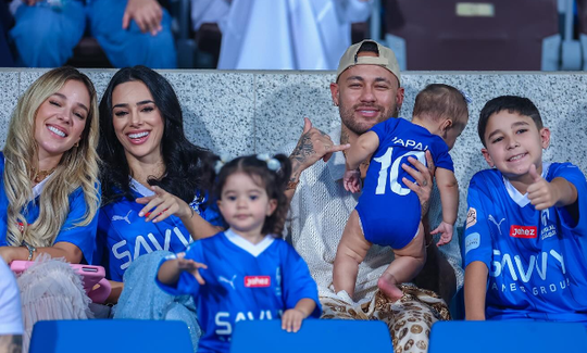 Neymar leva a família para festejar o título do Al Hilal (fotos)