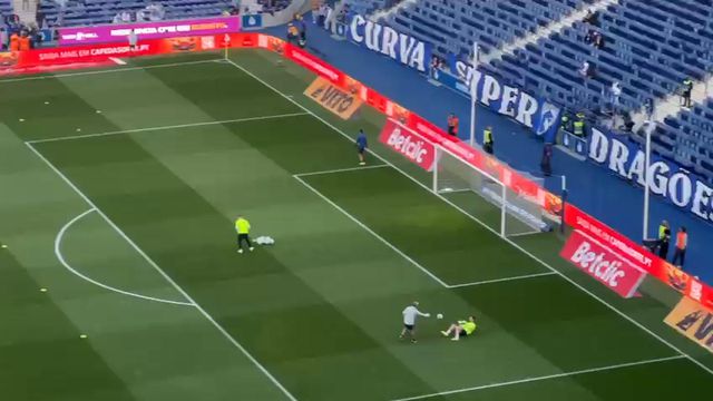 Aquecimento dos guarda-redes do FC Porto no Dragão