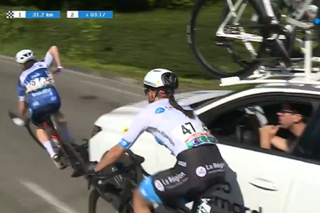 Incrível! Carro de apoio derruba ciclista que discutia vitória na etapa (VÍDEO)