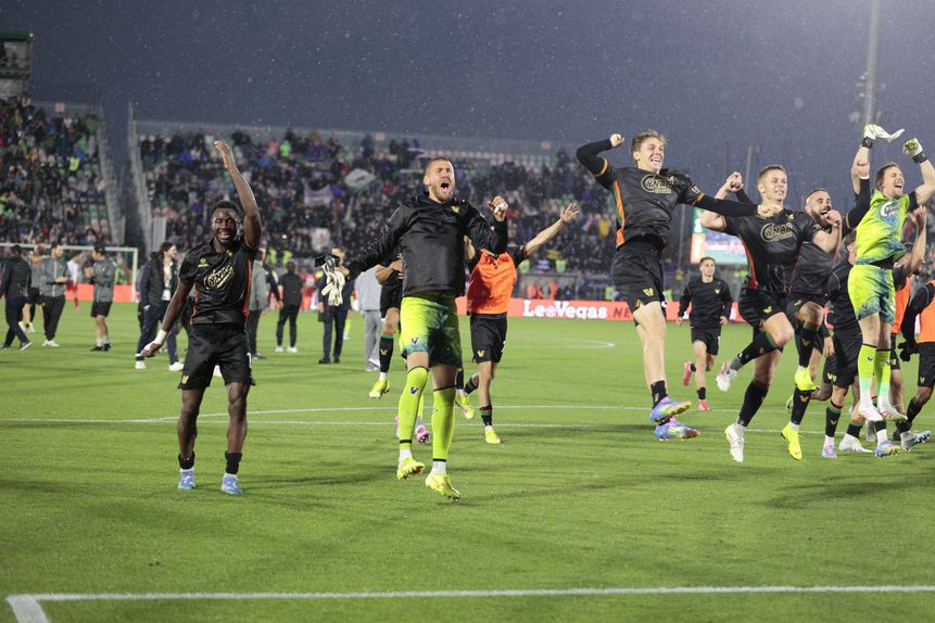 Equipa do Veneza festeja vitória na receção à Fiorentina
