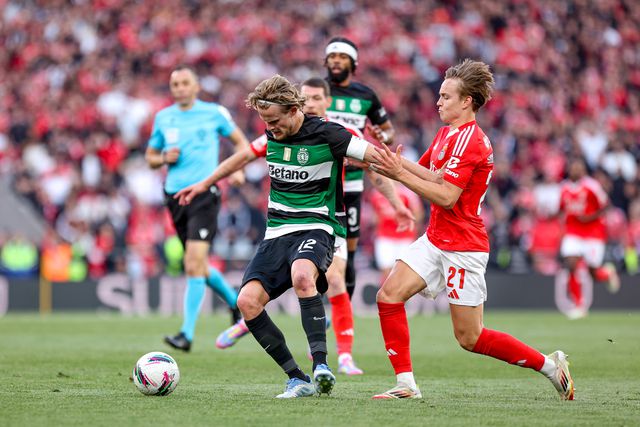 Morten Hjulmand controla a bola apesar da oposição de Andreas Schjelderup