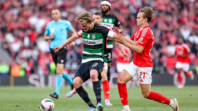 Morten Hjulmand controla a bola apesar da oposição de Andreas Schjelderup